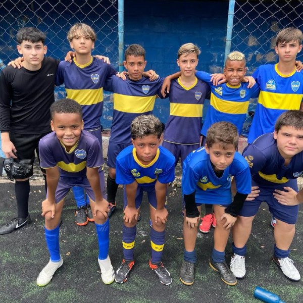 Crianças treinando futebol na Escola Boca Juniors em Campinas