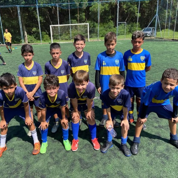 Time da Escola Boca Juniors Campinas celebrando no campo